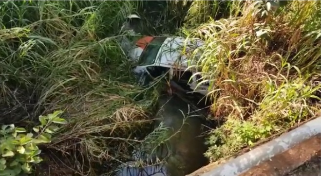 Veículo ficou destruído  